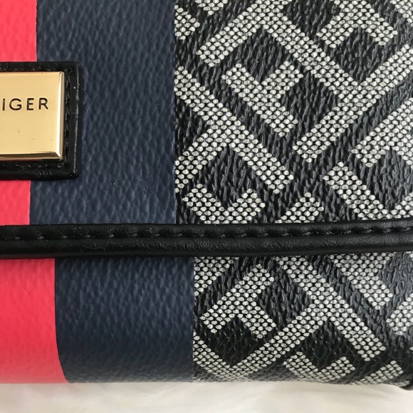 Tommy Hilfiger Trifold Wallet - Picture 2 of 5
